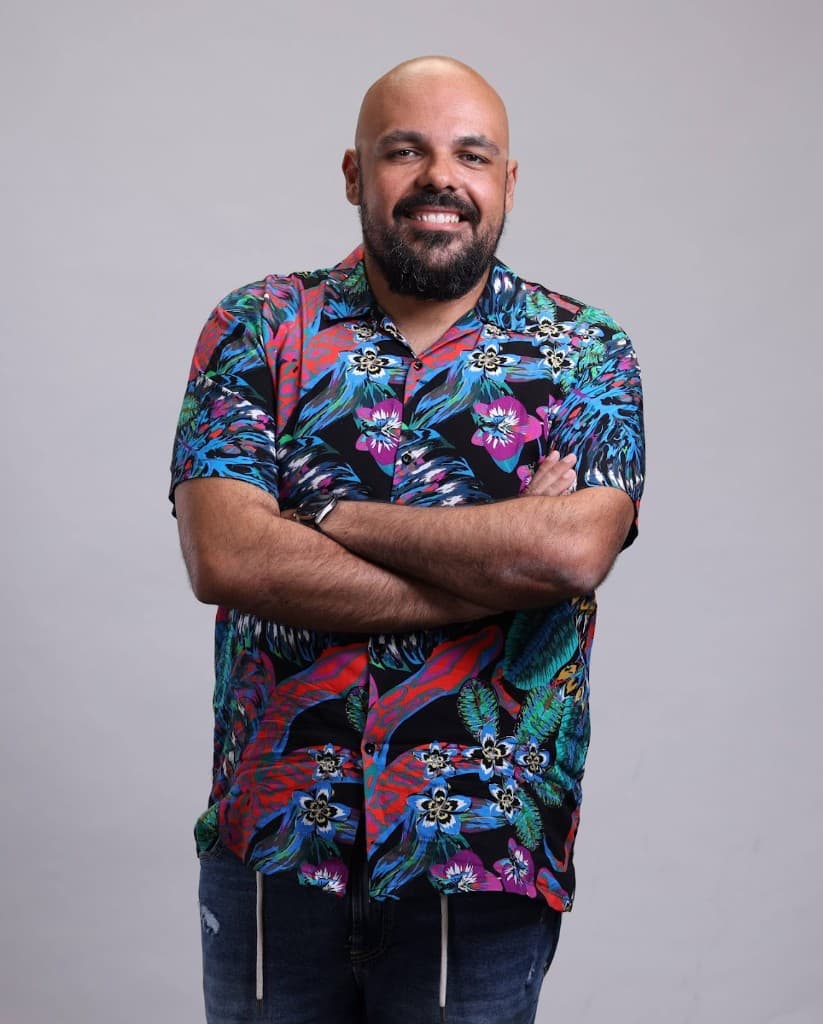 Ricardo Minas, Agile Coach and transformation leader, smiling with arms crossed.